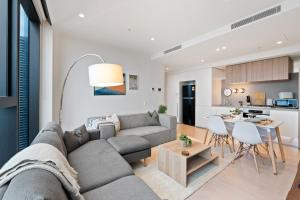 Skyline City Views with 75 Inch TV & Pool Gym Sauna