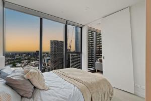 Skyline City Views with 75 Inch TV & Pool Gym Sauna