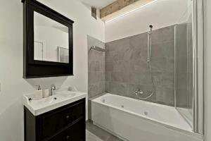 Attic Lake View with Free Parking