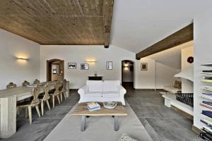 Attic Lake View with Free Parking