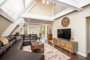 Blissful Pine A-Frame Chalet Deck Game Room Mother-in-Law Suite Sleeps 16