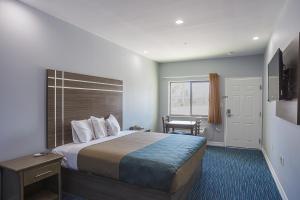 King Suite - Non-Smoking room in Rodeway Inn & Suites Houston - I-45 North near Spring