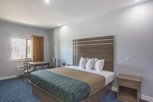 King Room - Non-Smoking room in Rodeway Inn & Suites Houston - I-45 North near Spring
