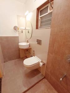 Spacious Condo with Pool View