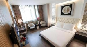 The White Hotel 8A Thai Van Lung