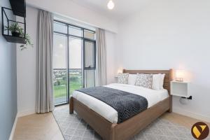 Vogue Vacation Homes, Emirates Hills, Vida The Hills Residence near Marina and JBR, Three Bedroom Apartment with Balcony and Golf Club View, Access toAmenities