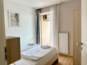 Prime Stay - Premium 2 Bedroom Family Apartment with Balcony