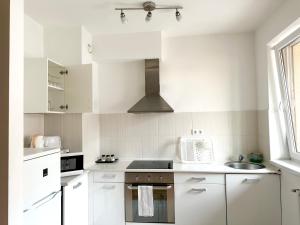 Prime Stay - Premium 2 Bedroom Family Apartment with Balcony