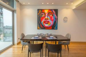 Chic 2Bedroom And Maids Room Apartment Mins from Dubai Mall