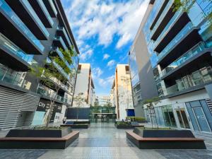 Chic 2Bedroom And Maids Room Apartment Mins from Dubai Mall