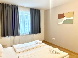 Prime Stay - Deluxe 2 Bedroom Family Apartment with Balcony - Parking Included