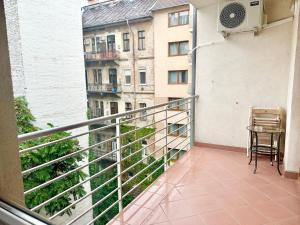 Prime Stay - Deluxe 2 Bedroom Family Apartment with Balcony - Parking Included