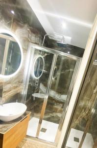 Cliffs Edge Luxury Apartment With Large Pool & Stunning Views