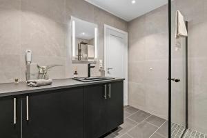 Delikat, romslig og sjønær sentrumsleilighet