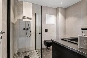 Delikat, romslig og sjønær sentrumsleilighet