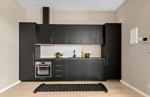 Delikat, romslig og sjønær sentrumsleilighet