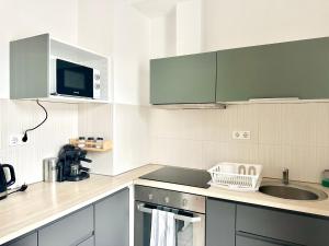 Prime Stay - Deluxe 1 Bedroom Apartment with Balcony