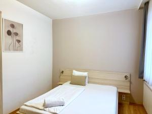 Prime Stay - Deluxe 1 Bedroom Apartment with Balcony