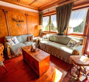 Cortina Wood Home - a short walk from the center