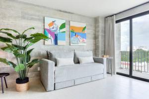 Great location Apartment with Rooftop Pool Gym