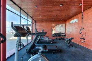 Great location Apartment with Rooftop Pool Gym