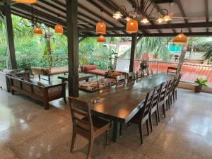 ANTIQUE VILLA with a Pool for company of 14-20 , 10 min walk Morjim Beach