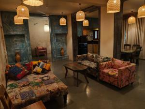 ANTIQUE VILLA with a Pool for company of 14-20 , 10 min walk Morjim Beach