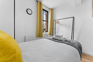 3 Bed Flat - Sleeps 8 - Parking - Wifi