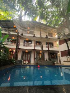 ANTIQUE VILLA with a Pool for company of 14-20 , 10 min walk Morjim Beach