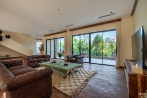 Chic Modern 4 Bedroom Villa in Canggu