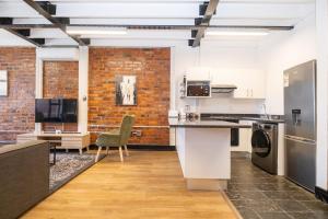 1007 Spacious 2Brdm City-Center Apartment