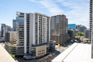 1007 Spacious 2Brdm City-Center Apartment