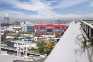 Panoramic City Views Elegant 2BR, 2 Min to Metro