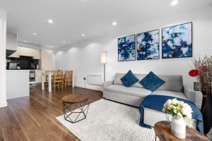 Panoramic City Views Elegant 2BR, 2 Min to Metro