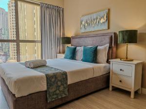 Modern, spacious, Luxe 5BR plus Maid condo in JBR, near JBR Beach, Marina view, By La Buena Vida Holiday Homes