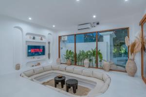 Villa LARRI - Modern & Luxury 3BR - Canggu Beach