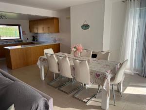 Villa Monica 500 m from Obidos Lagoon