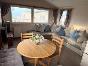Sea Bliss Beachfront Caravan, 2 Bed King Ensuite, Sleeps 6, Wrap Decking, Crimdon Dene