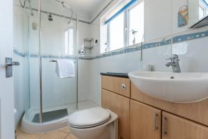 Spacious Seaside Home in Peaceful Coastal Setting - 5 Minutes Walk to the Beach