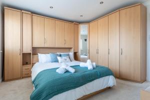 Spacious Seaside Home in Peaceful Coastal Setting - 5 Minutes Walk to the Beach