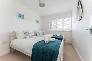 Spacious Seaside Home in Peaceful Coastal Setting - 5 Minutes Walk to the Beach