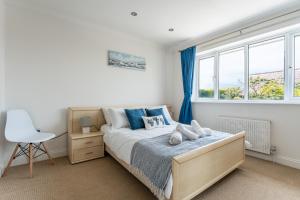 Spacious Seaside Home in Peaceful Coastal Setting - 5 Minutes Walk to the Beach