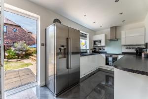 Spacious Seaside Home in Peaceful Coastal Setting - 5 Minutes Walk to the Beach