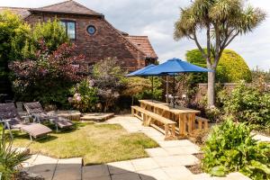 Spacious Seaside Home in Peaceful Coastal Setting - 5 Minutes Walk to the Beach