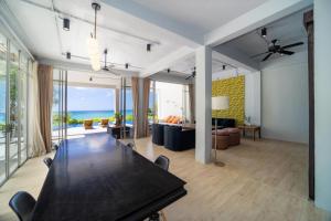 Black Pearl 8 Bedroom Beach Villa Private Pool Gym Free Car Free Water and Electricity Maid 10 Meters to the Beach