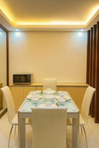 Condo 2BR Oasis beside SM Mall Free Pool Fast Wifi 4-5pax