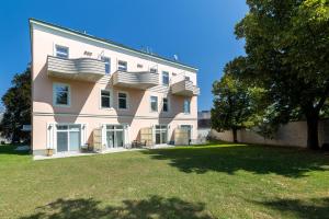 Modernes Airport-Apartment Bellavista mit Garten