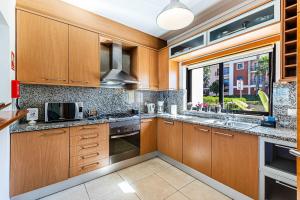 Casa Bayview Bliss - Sea Views Pool & BBQ Stroll to Beach and Ferragudo Village