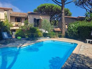 GASABRA Villa avec piscine au Domaine de Font Mourier à 5km de Saint Tropez pour 6 personnes