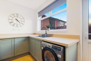 New! 4BR in Raby Gardens